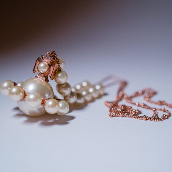 Vivienne Westwood Long Orb Pearl Necklace - Picture 2 of 7